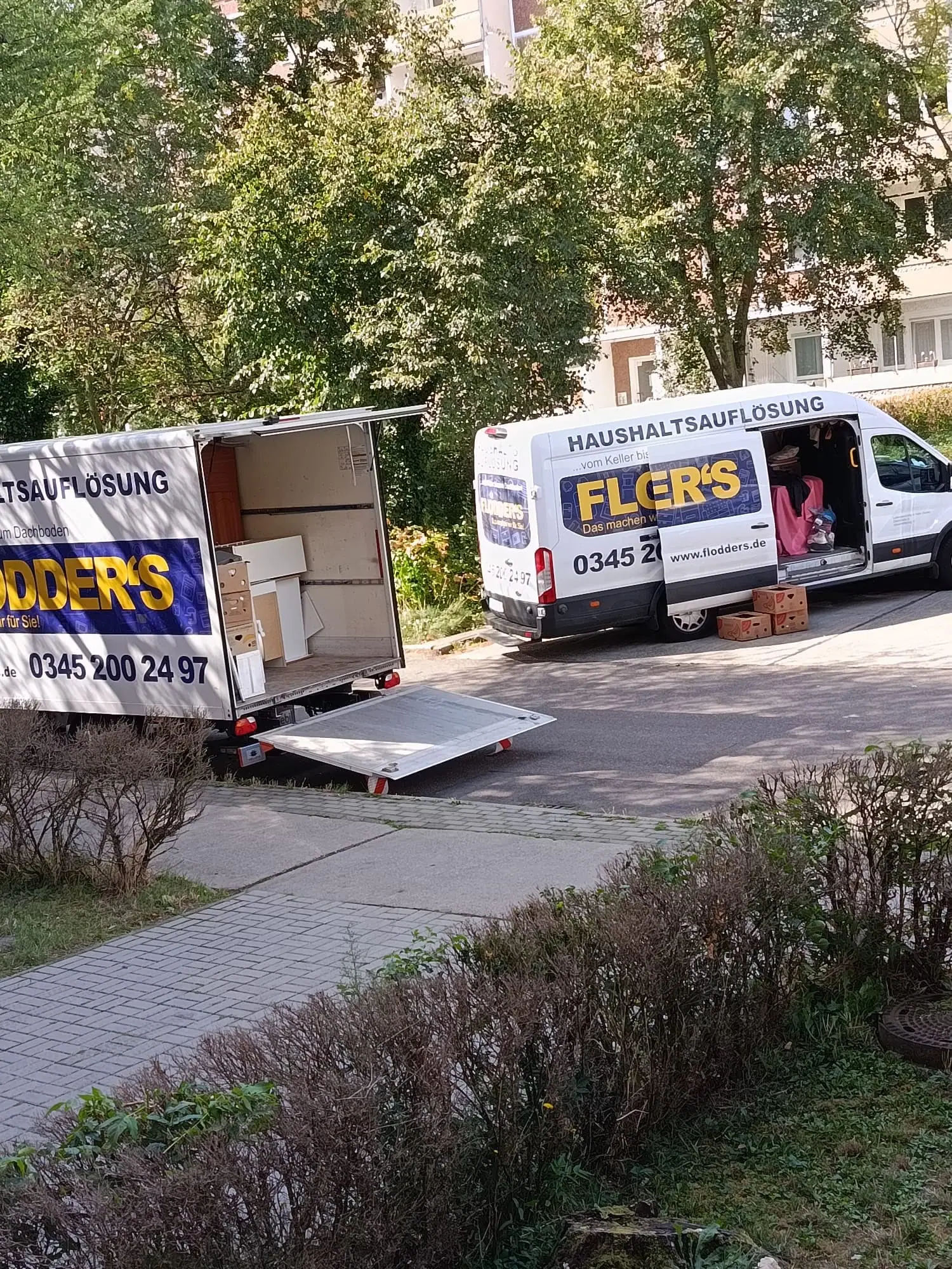 LKW und Transporter von Flodder's beim Verladen von Möbeln während einer Haushaltsauflösung in Halle