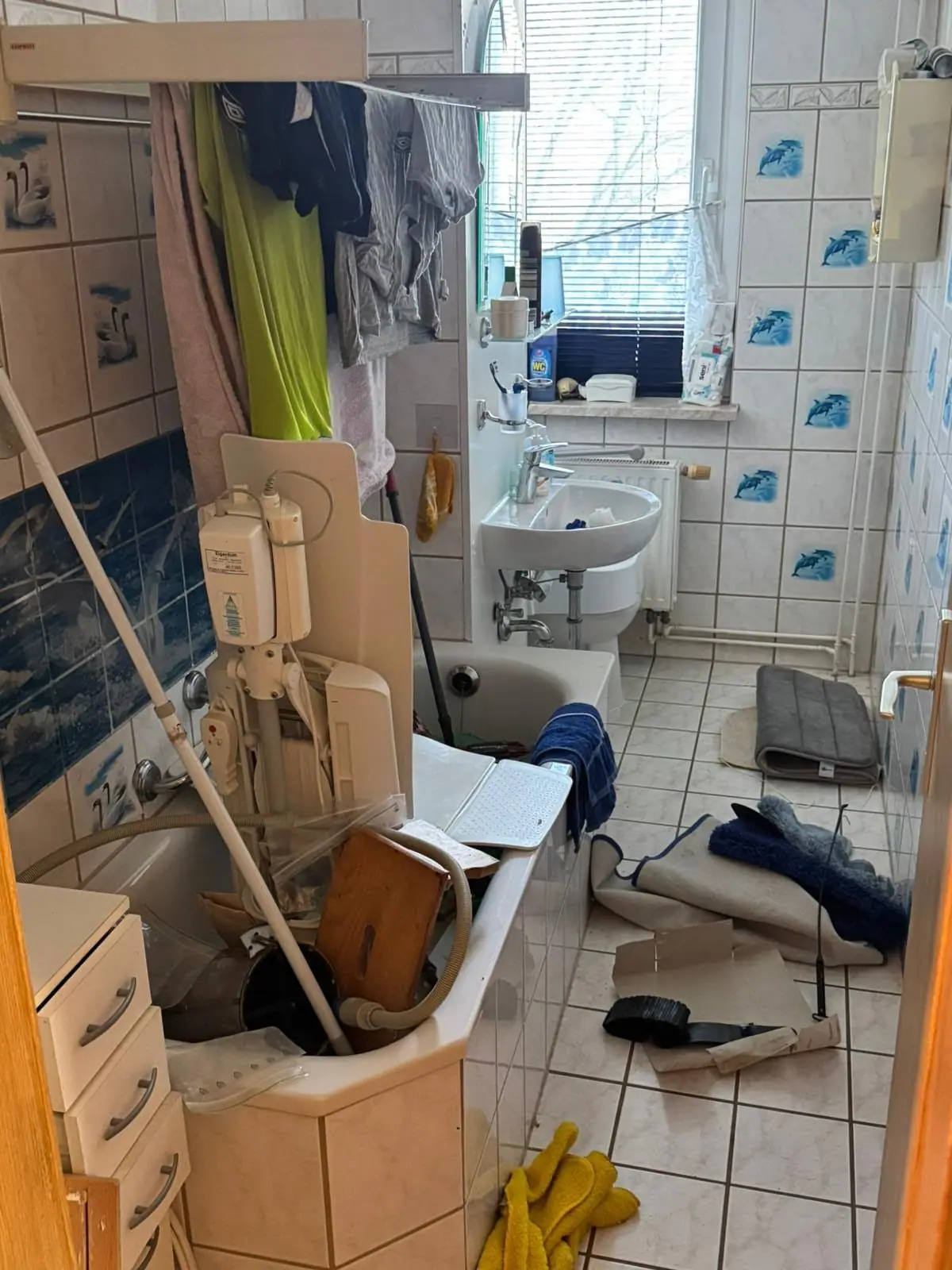 Vollgestelltes Badezimmer mit Kartons und Gerümpel vor der Entrümpelung in Halle (Saale)