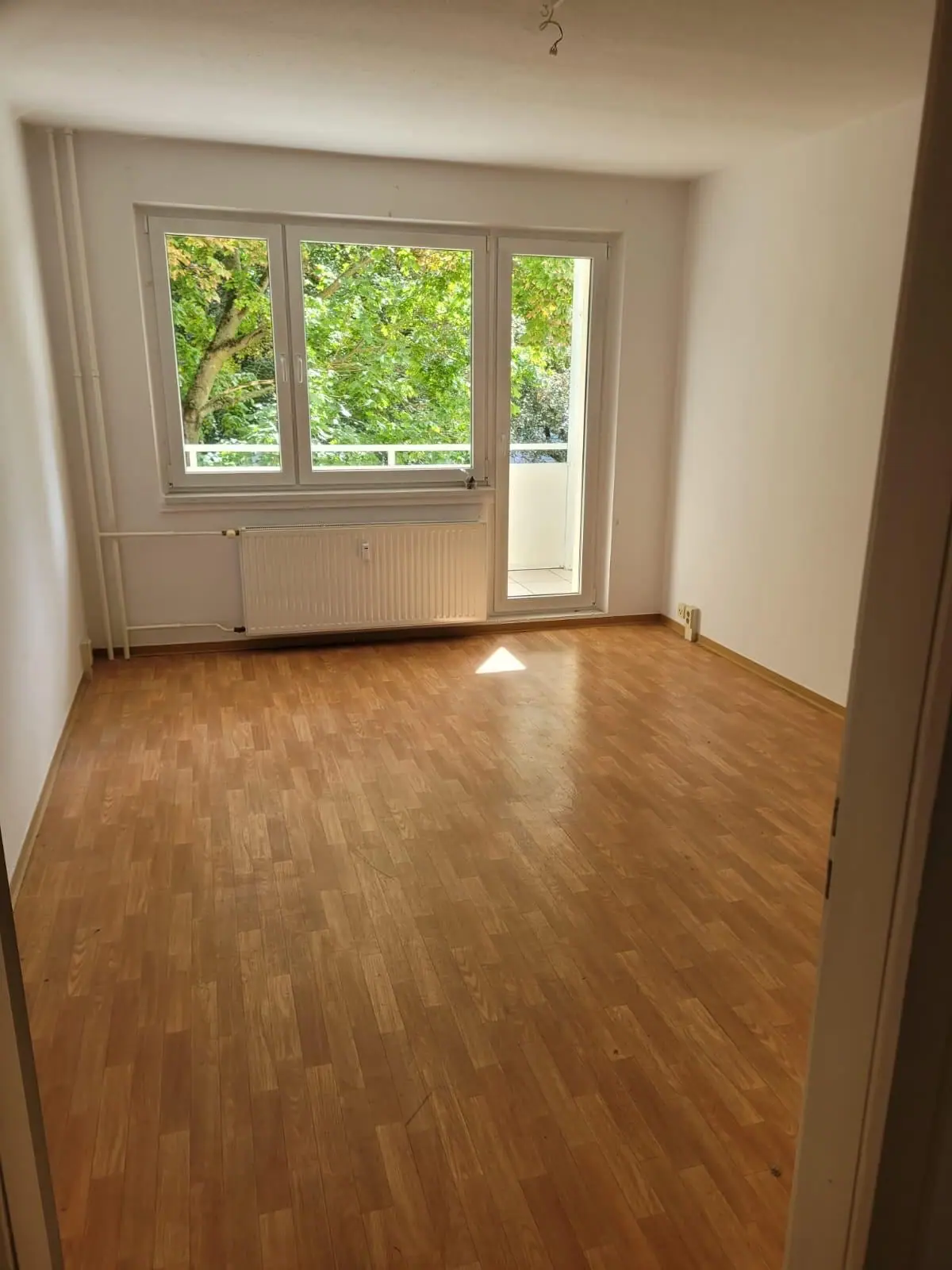 Dasselbe Wohnzimmer nach der Haushaltsauflösung: leer, besenrein und übergabefertig